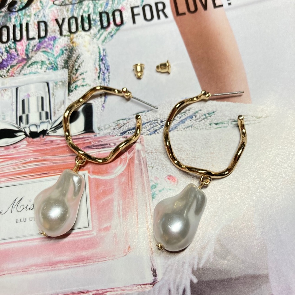 🌟 Big Gold Hoop Pearl Earrings - Picture 4 of 5